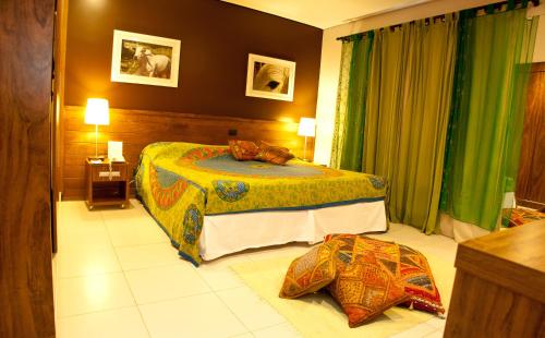 Taj Hotel tesisinde bir odada yatak veya yataklar