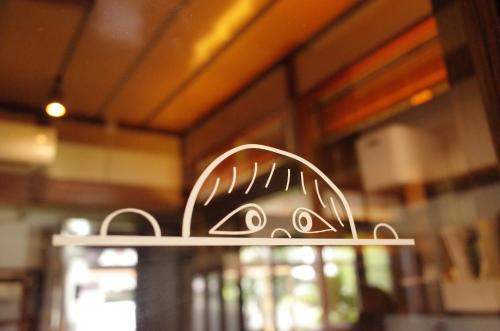 a metal figurine of a face on a shelf at 古民家ゲストハウス ナマケモノ in Ōno