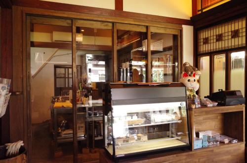 Lounge nebo bar v ubytování 古民家ゲストハウス ナマケモノ