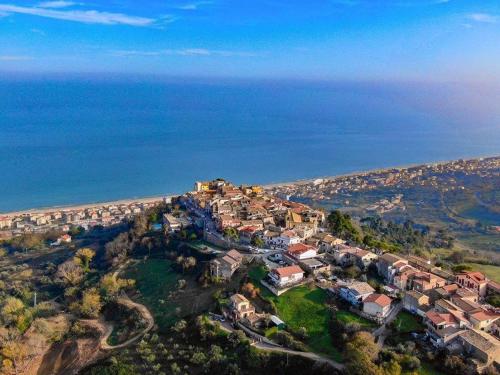 eine Luftansicht eines Dorfes auf einem Hügel neben dem Meer in der Unterkunft Relais Borgo sul Mare Ospitalità diffusa in Silvi Paese