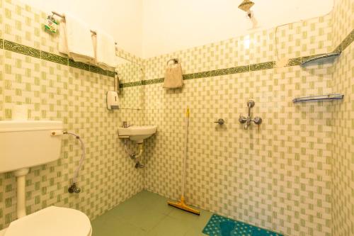 バラナシにあるWander Station Varanasiのシャワーとトイレ付きのバスルーム