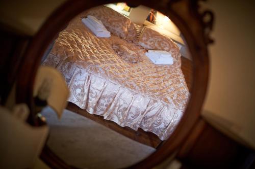 a reflection of a bed in a mirror at Chalet Vecchio Rifugio - Monte Amiata in Castel del Piano