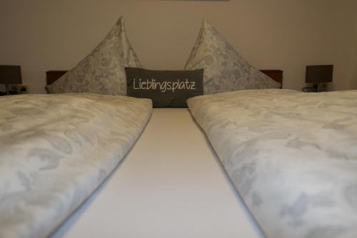 two beds sitting next to each other in a bedroom at Chalet & Almhostel Alpenperle - Selbstversorger Unterkunft in Tannheim