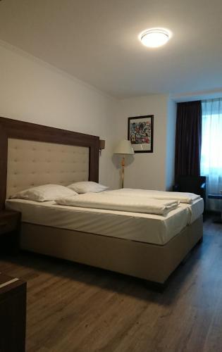 Postel nebo postele na pokoji v ubytování Rugs Hotel Düsseldorf