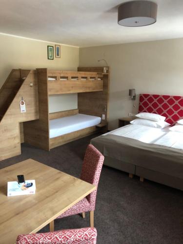 Postel nebo postele na pokoji v ubytování Hotel-Skischule Krallinger