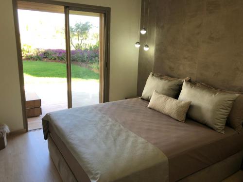 Appartement à Prestigia Marrakeche avec jardin 객실 침대