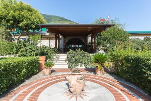 a garden with a large pot with plants in it at Dal Patricano in Frosinone