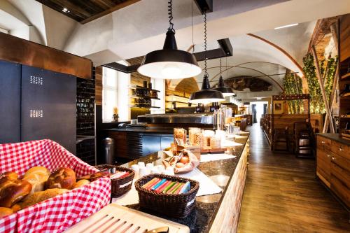 ヴァイセンホルンにあるRiKu HOTEL Weißenhornのパンのカウンター付きパン屋