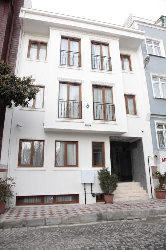 um edifício branco com muitas janelas numa rua em ATAM HOTEL em Istambul