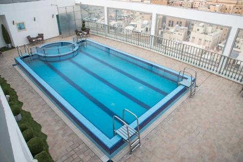 una vista aérea de una gran piscina en Grand Mayral Hotel, en Al Khobar