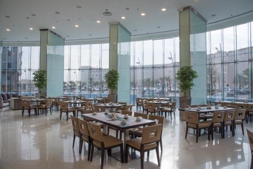 Grand Mayral Hotel tesisinde bir restoran veya yemek mekanı
