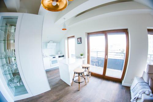 een keuken en een woonkamer met uitzicht op de oceaan bij Colorful Apartments Pułtusk in Pultusk