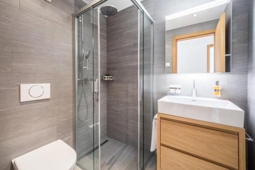 ラアにあるLAAX Homes - Taviarna Laax 2,14のバスルーム(シャワー、洗面台、トイレ付)