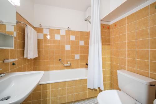 ラアにあるLAAX Homes - Val Signina 2-9のバスルーム(バスタブ、トイレ、シンク付)