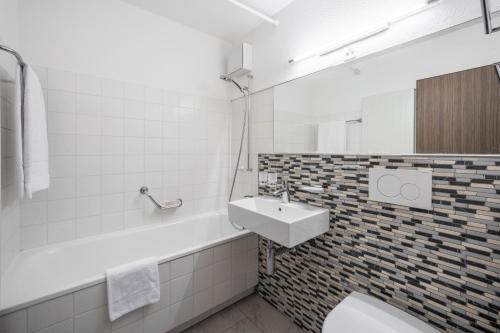 ラアにあるVal Signina 3-28のバスルーム(洗面台、トイレ、バスタブ付)