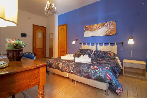 サン・カタルドにあるB & B San Cataldoのベッドルーム1室(ベッド1台、デスク付)