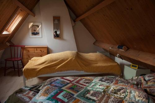 a bedroom with a bed with a quilt on it at 8 Jonkvrouw Geilstraat in Sluis