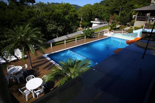 an overhead view of a large blue swimming pool at Pousada Magnus in Balneário Camboriú