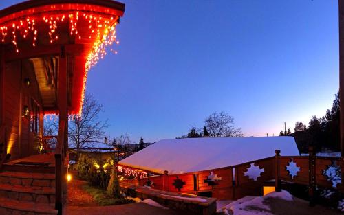 a lit up building with christmas lights on it at 4epoxesxenonas in Synikia Mesi Trikalon
