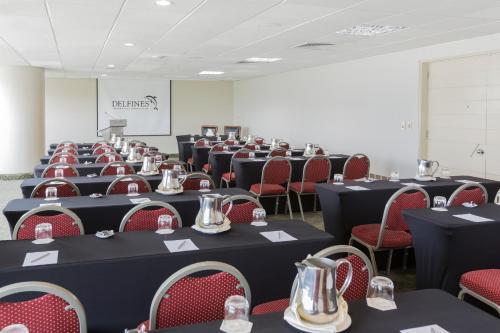 a room full of tables and chairs with pitchers on them at Delfines Hotel & Convention Center in Lima