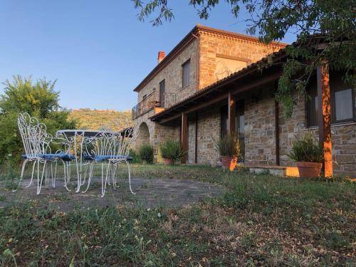 two chairs and a table in front of a building at Casa vacanze Il Mandorlo in Perdifumo