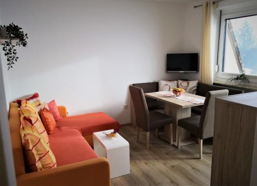 ein kleines Zimmer mit einem Tisch und einem Sofa sowie einem Esszimmer in der Unterkunft Haus Reiter in Abtenau