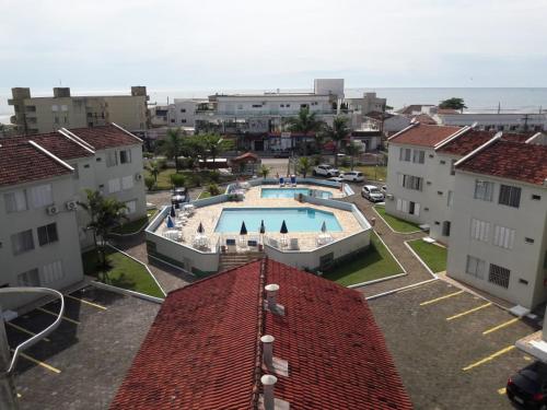 een uitzicht over een zwembad in een stad bij APTO ESPETACULAR a 50 m do Mar em Condomínio com PISCINAS MARAVILHOSAS in Brejatuba