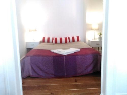 リスボンにあるInglesinhos 1のベッドルーム(紫の毛布付きのベッド1台付)