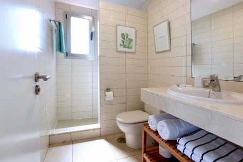 łazienka z umywalką, toaletą i prysznicem w obiekcie Salobre Par 4 Nº4 w mieście Salobre