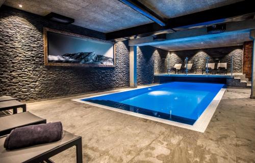 een groot zwembad in een woonkamer met een tv bij Eriks Villa in Funäsdalen