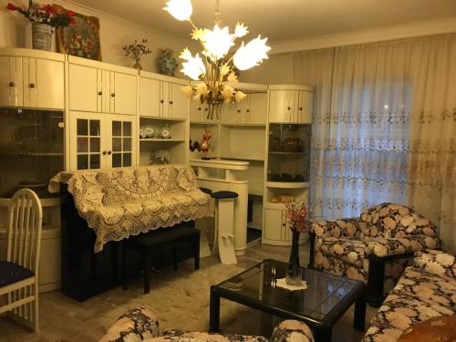 sala de estar con sofá y mesa en Luxury apartment close to city center, university and children's hospital, en Atenas