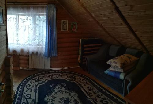 タターリウにあるTeremokのソファと窓が備わるログキャビン内のベッドルーム1室を利用します。