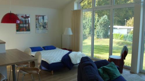 Schlafzimmer mit einem Bett, einem Tisch und einem Fenster in der Unterkunft Fewo Ausblick in Hechthausen