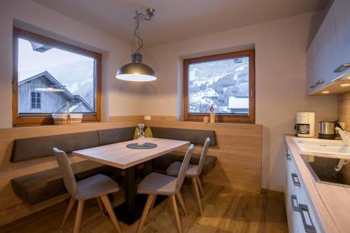 Un comedor con una mesa y sillas en una cocina. en Birkenhof, en Zell am Ziller