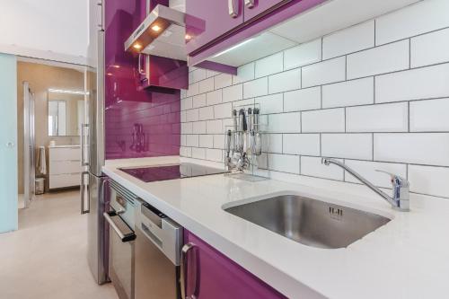 サンミゲル・デ・アボナにあるTenerife Villa Golf Vistamarの- シンク付きのキッチン(紫と白のタイル張り)