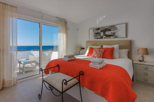 サンミゲル・デ・アボナにあるTenerife Villa Golf Vistamarのベッドルーム1室(ベッド1台付)が備わります。