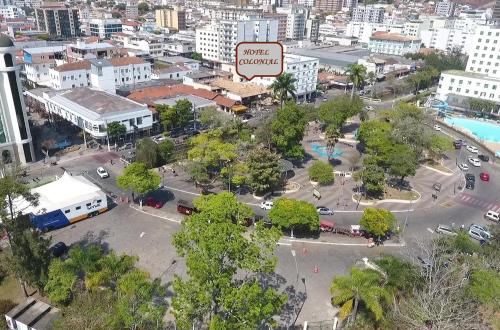 una vista aérea de una ciudad con aparcamiento en Hotel Colonial, en São Lourenço