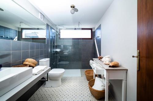 een badkamer met een toilet en een wastafel bij Casa Azul in Fuencaliente de la Palma