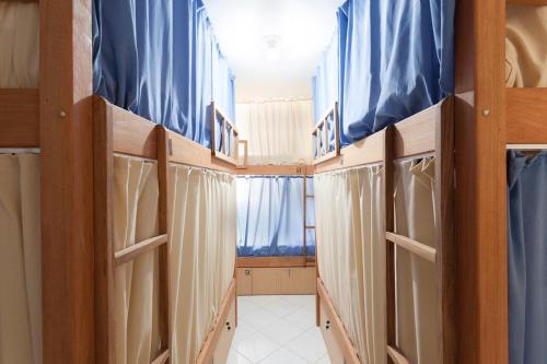 سرير بطابقين أو أسرّة بطابقين في غرفة في BRECHA HOSTEL & ROOFTOP - Maragogi