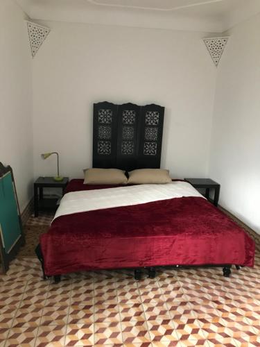 Riad Medina tesisinde bir odada yatak veya yataklar