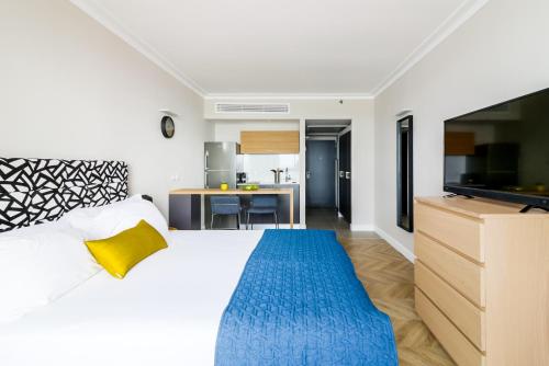 una camera con un grande letto con un tappeto blu di master Haifa Beach Apartments a Haifa