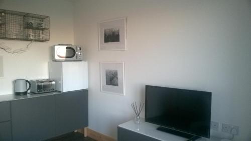 A kitchen or kitchenette at The Fisherman's Snug North Uist