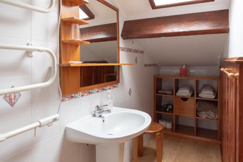 英雄港的住宿－Casadangra, bnb，一间带水槽和镜子的浴室