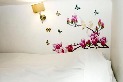 Giường trong phòng chung tại San Luigi Milano Apartment