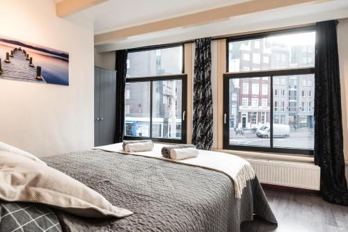 מיטה או מיטות בחדר ב-City Heart Station Amsterdam