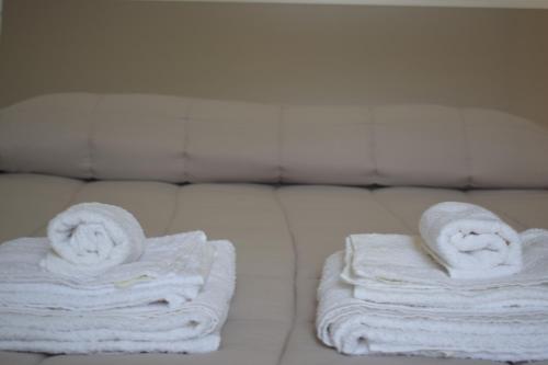 dwa ręczniki siedzące na białej kanapie w obiekcie Il Borgo w mieście Paola