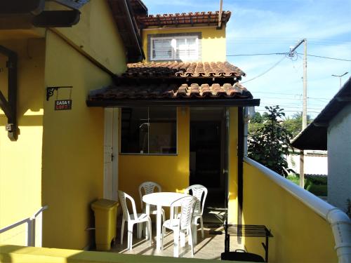 カボ・フリオにあるVila do Sossegoの家の中のパティオ(テーブル、椅子付)