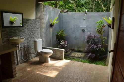 A bathroom at Dina Home Stay at Desa Wisata Wongayagede