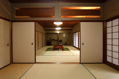 an empty room with a table in the middle at Gunkakutei in Asago
