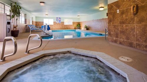 a large indoor pool with a hot tub in a room at Best Western Skyline Motor Lodge in Lakeview